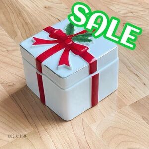 Vintage Christmas Holiday Mount Clemens Pottery White Ceramic Gift Box W/Lid